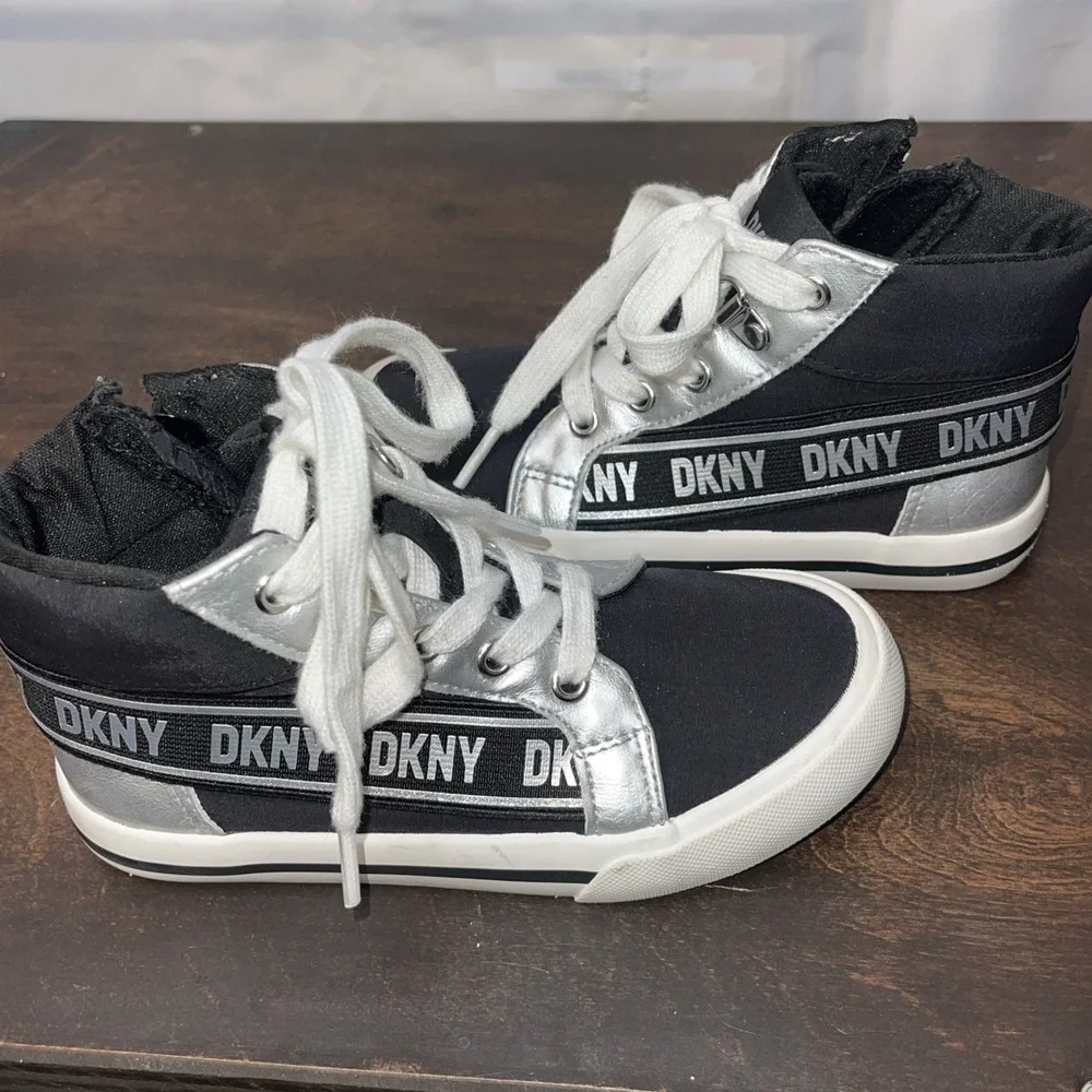 DKNY Hannah Vertical High Top Sneakers Girls Size 11 Youth Black White‎ Silver